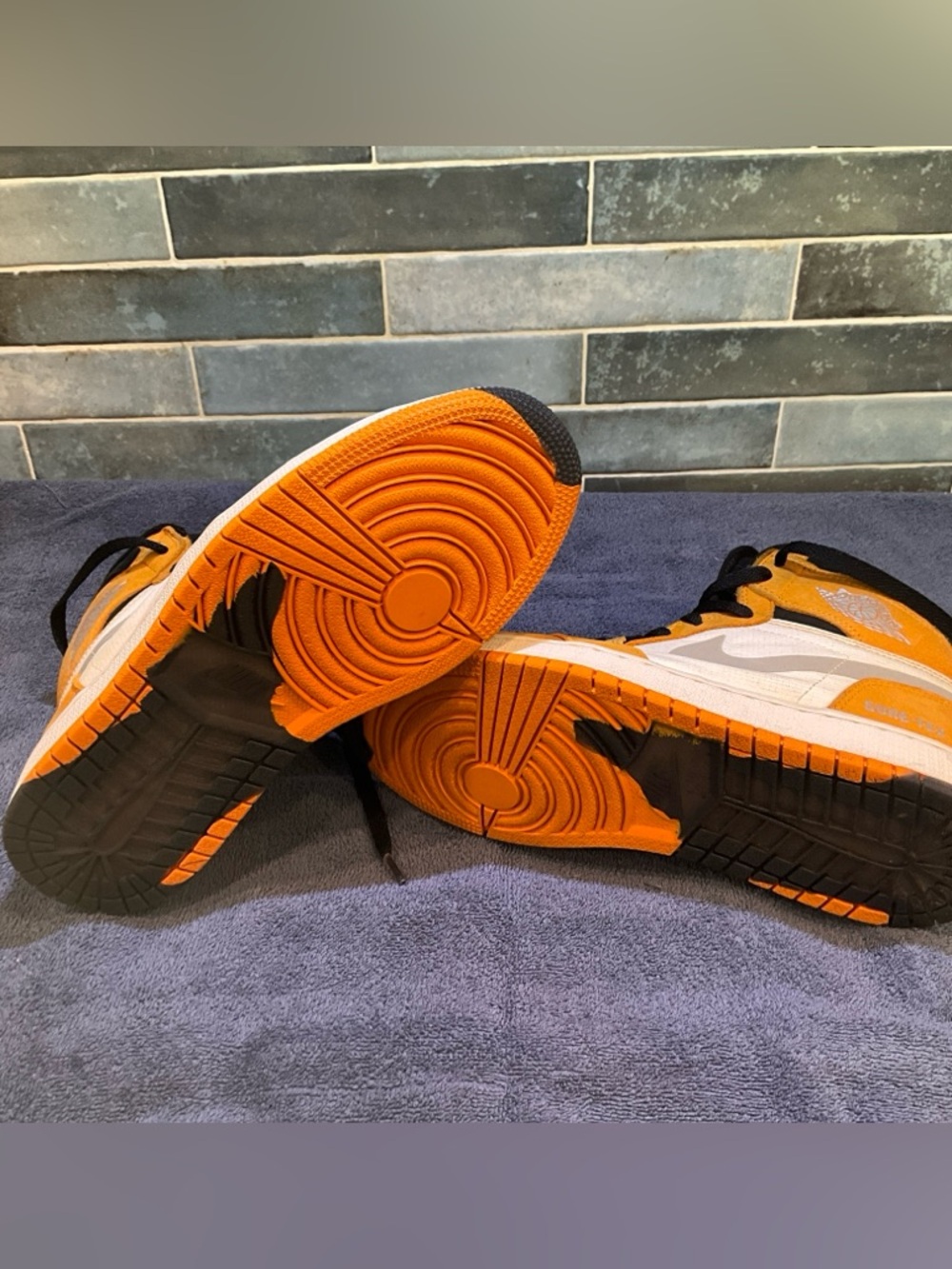 Nike Air Jordan 1 High - Orange, Black & White - Picture 15 of 16